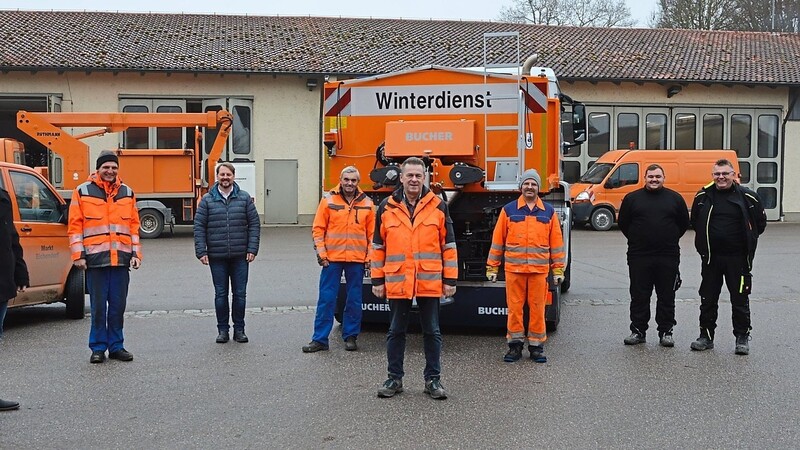 Nehmen das Fahrzeug unter die Lupe: Bürgermeister Josef Beham (von links), Hubert Nachreiner, Klaus Balda, Manfred Verständig, Bauhofchef Josef Hartl, Robert Fastenmayer sowie Mario und Martin Neumaier.