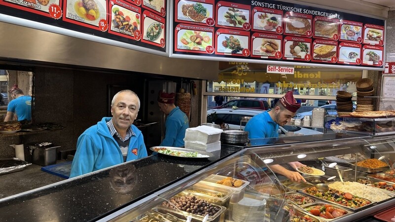 Von 6 auf 7 Euro ist hier der Dönerpreis gestiegen: Hasan Güvendiren im Altin Dilim an der Goethestraße im Bahnhofsviertel.