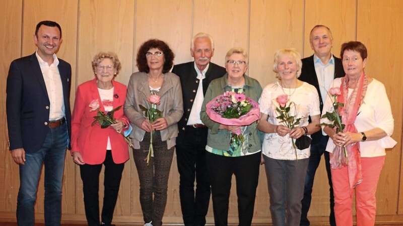 Die neu gewählte Vorstandschaft der Tafel mit Bürgermeister Markus Hofmann (v.l.): Ingeborg Jentsch, Christa Aschenbrenner, Arnfried Lausch, Barbara Schmauder, Inge Wagner, Xaver Gmach und Brigitta Mauf