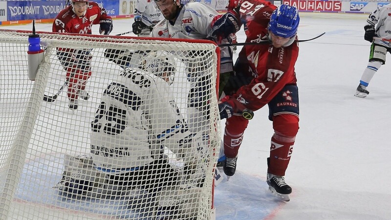 Die Straubing Tigers haben ihr Tor in Mannheim mit Mann und Maus verteidigt.