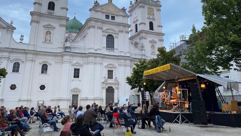 Da ist noch viel Luft im Publikum beim Auftritt von Hannes Ringlstetter in Passau.