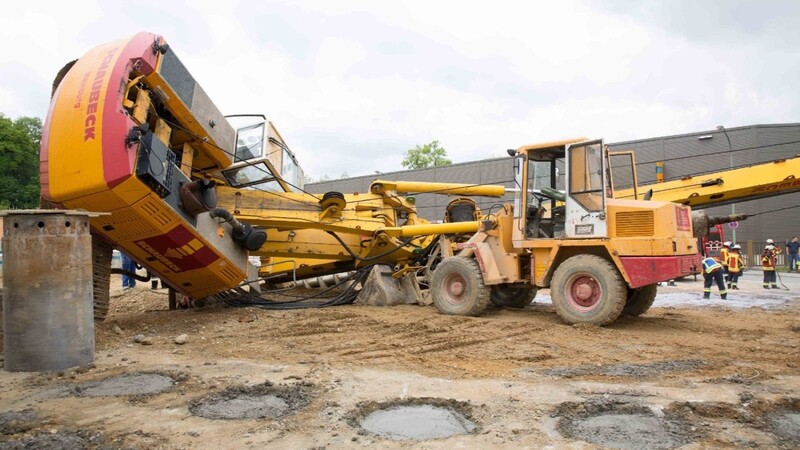 Auf einer Baustelle in der Veldener Straße in Vilsbiburg ist am Freitag ein Bagger umgekippt.