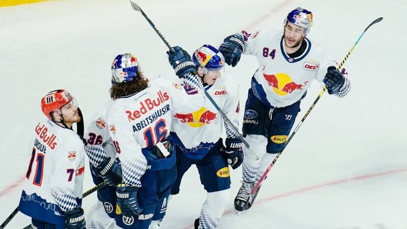 Münchens Torschütze Trevor Parkes (rechts) lässt sich von seinen Mannschaftskollegen für sein Tor zum 1:1 gegen Mannheim feiern.