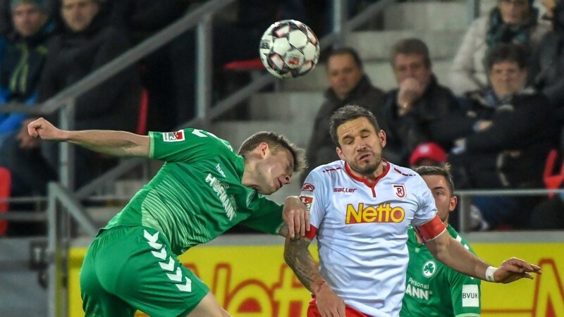 Die Jahnelf um Kapitän Marco Grüttner (rechts) ist am Sonntag zu Gast bei der SpVgg Greuther Fürth.