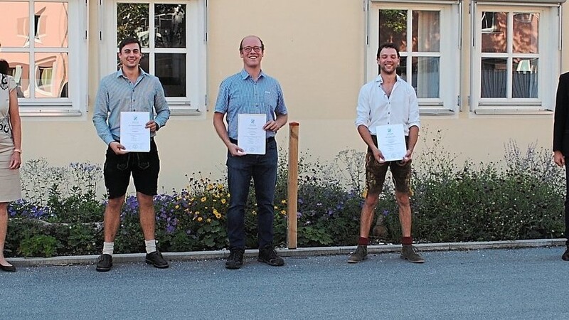 Ehrung im kleinen Kreis am AELF Landau: stellvertretender Landrat Dr. Franz Gassner (v.l.), Behördenleiterin Monika Deubzer, die Absolventen Johannes Brandhuber (Simbach), Andreas Maier (Eichendorf) und Wolfgang Aigner (Mamming), Ausbildungsberater Josef Gürster und Kursleiter Christian Gierl.