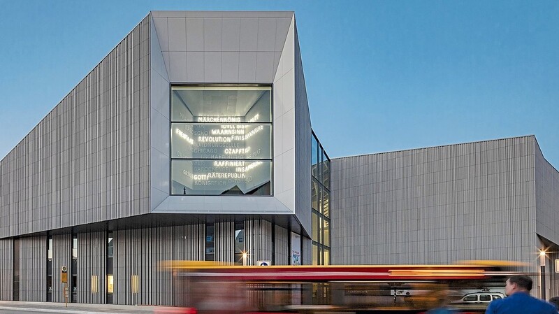 Mittlerweile ist das Bayern-Museum am Donaumarkt fester Bestandteil der Stadtbilds. An der Architektur scheiden sich nach wie vor die Geister.