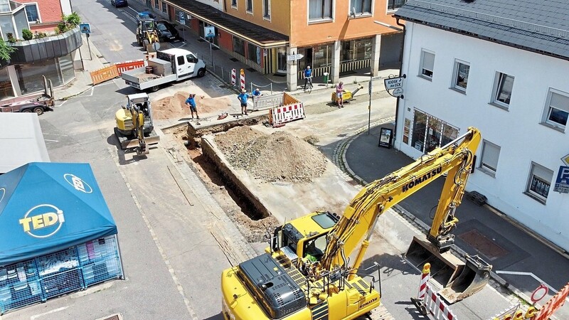 Eine der verkehrsreichsten Straßen ist derzeit stillgelegt. Die Arbeiten konzentrieren sich aktuell auf den Bereich in Höhe Einmündung Josef-Heigl-Straße.