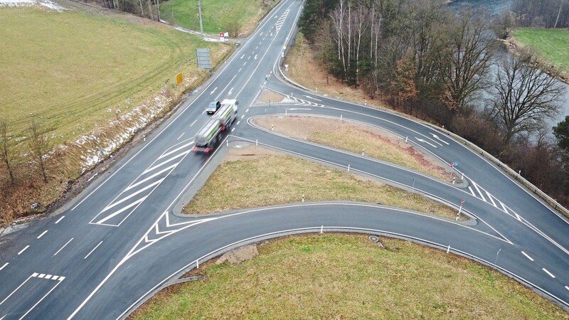 Die unfallträchtige Kreuzung B 85/Einmündung Miltach. Lange war eine Ampel im Gespräch, jetzt stehen die Chancen gut, dass doch ein Kreisverkehr gebaut wird. Details sollen zunächst im Rahmen der Entwurfsplanung geklärt werden.