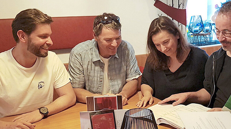 Gerhard Artinger, Vorsitzender des Burgtheatervereins Mitterfels (Zweiter von links), bei einer Projektbesprechung mit (von links) zweitem Vorsitzenden Dr. Benedikt Gröschl, Vocal Coach Klaudia Salkovic-Lang, musikalischem Leiter Stefan Lang und Regisseur Sepp Fischer.