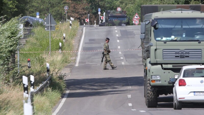 Die Bundeswehr hat den Absturz eines Schulungshubschraubers in Niedersachsen bestätigt. Die Maschine vom Typ Eurocopter EC 135 sei rund 30 Kilometer westlich von Hameln verunglückt.