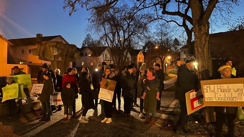 "Hände weg vom Gäuboden!": Betroffene protestieren gegen die Pläne von BMW und den Gemeinden Irlbach und Straßkirchen.