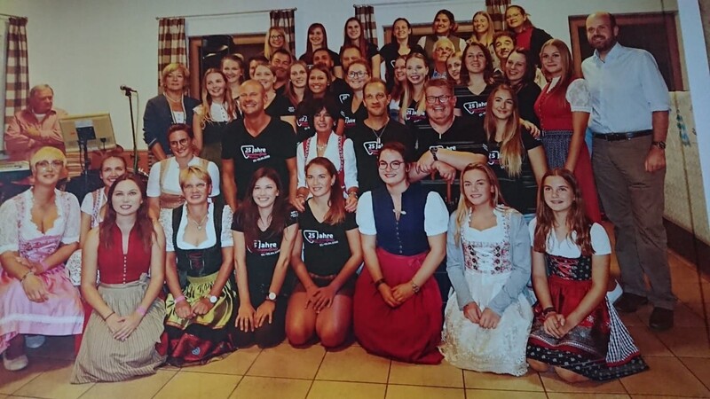 Bester Laune: Die Formation Grils haben für Fest im kommenden Jahr gleich zwei Paten gefunden.