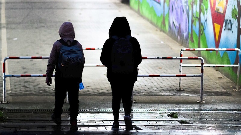 Raus aus dem Schatten: Schulkinder sollen in den Sozialpädagogen Helfer finden, mit denen sie über Probleme reden können.