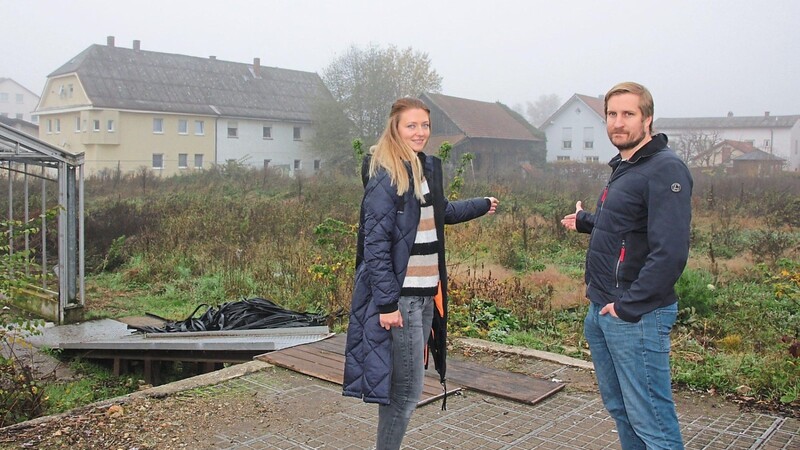 Daniel Marchl und seine Frau Regina stehen auf dem Grundstück, das sie erworben haben.