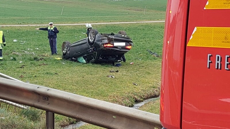 Bei einem Unfall zwischen Türkenfeld und Andersmannsdorf hat sich ein Fahrzeug in die angrenzende Wiese überschlagen.