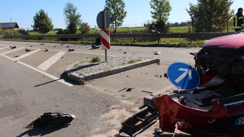 Bei einem schweren Unfall am Alfred-Dick-Ring in Straubing wurde am Dienstag ein 28-jähriger Motorradfahrer schwer verletzt. Laut Polizei schwebt der Mann seither in Lebensgefahr.