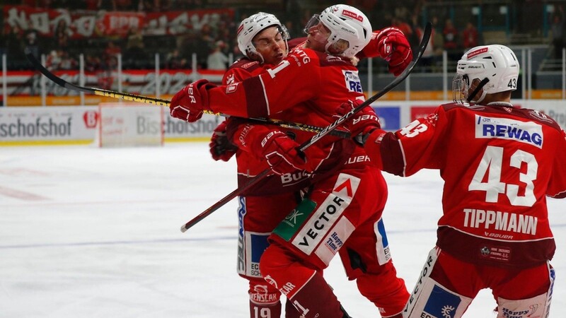 Allen Grund zum Jubeln hatten die Spieler der Eisbären Regensburg beim 3:0-Sieg gegen die Bayreuth Tigers.