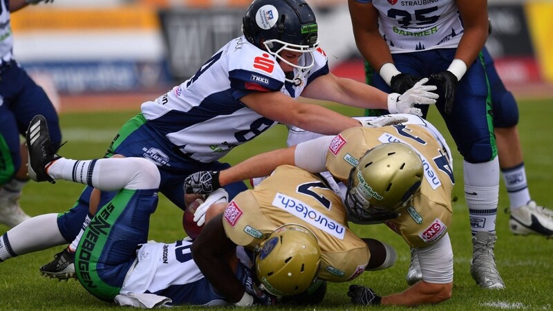 Die Straubing Spiders (weiße Trikots), hier beim Vorbereitungsspiel in Dresden, gewinnen in Frankfurt und behalten ihre weiße Weste.