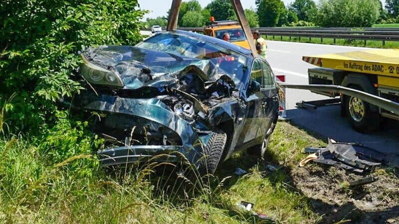 Schwerer Unfall am Pfingstmontag auf der Autobahn A3 zwischen den Anschlussstellen Kirchroth und Wörth an der Donau. Dabei wurden zwei Menschen verletzt.