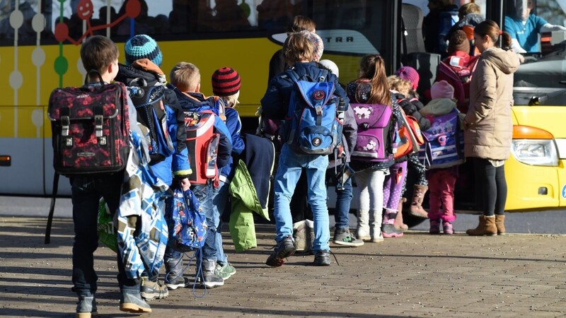 Bus statt Auto: Die Grünen erhoffen sich vom Wegfallen der Transportkosten auch, dass weniger Eltern ihre Kinder persönlich zur Schule bringen.