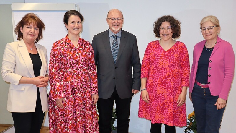 VHS-Geschäftsführerin Gerda Fischer (v. l.) mit dem neuen Vorstandsteam der Volkshochschule: Schriftführerin Annette Heinz, Vorsitzender Erwin Weber, Schatzmeisterin Barbara Buksch und zweite Vorsitzende Barbara Birnkammer.