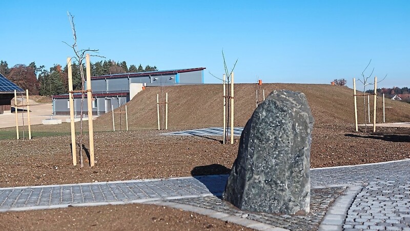 Das Wasserwerk im Hintergrund ist das Herzstück der ehemaligen Hofstelle.