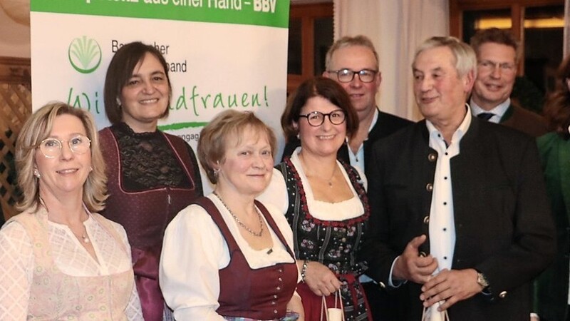 AELF-Chef Georg Mayer, stellvertretende Kreisbäuerin Renate Knipfer, Kreisbäuerin Beate Stadler-Weikl, ehemalige Stellvertreterin Rosmarie Messner, Ex-Kreisbäuerin Rita Blümel, stellvertretender Kreisobmann Franz Obeth, Ex-Kreisobmann Hans Mayer, stellvertretender Kreisobmann Thomas Scheuerer, Landrätin Tanja Schweiger und BBV-Bezirkspräsident Ely Eibisch.