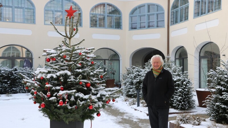 Dietmar Cordan im Innenhof von Schloss Geltolfing, in dem dereinst schon Wolfgang Amadeus Mozart zu Gast war.