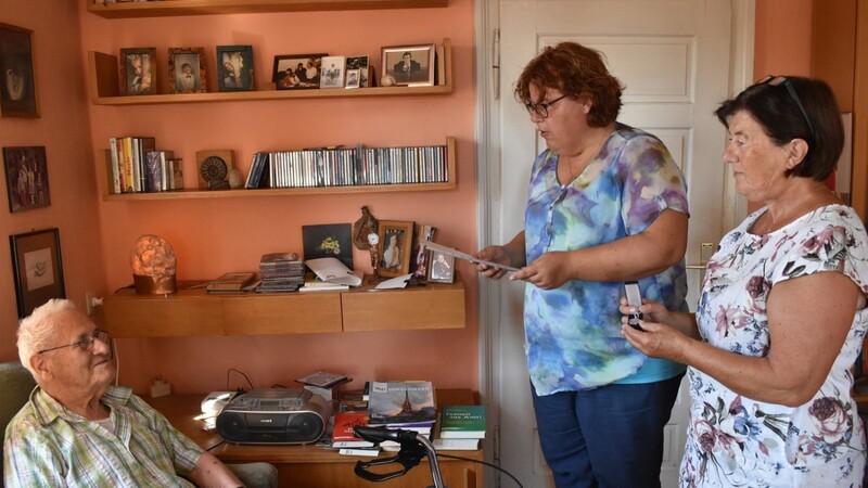 Franziska Irl als Pfarrgemeinderatsvorsitzende und Rosemarie Bär-Betz als Mitglied des Leitungsteams (von rechts) überreichten Bruno Schmid das Ehrenabzeichen der Erzdiözese.