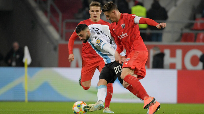 Sechzigs Efkan Bekiroglu (l.) im Zweikampf mit Stefan Kutschke vom FC Ingolstadt.