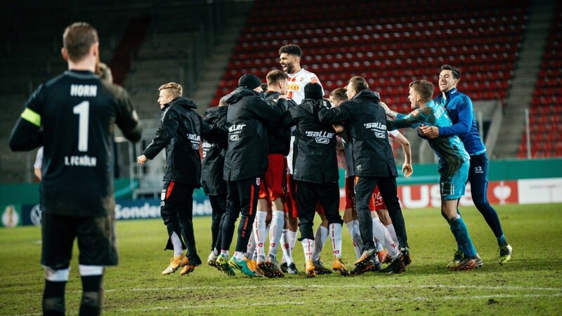 Jubel über einen historischen Erfolg: Der SSV Jahn Regensburg steht im Viertelfinale des DFB-Pokals.