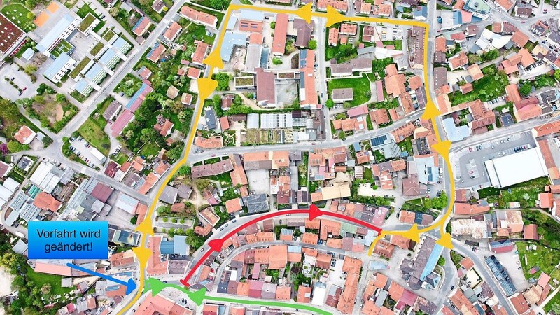 Die neue Verkehrsführung im Herzen der Stadt: Die Lorenz-Zierl-Straße (rot) darf nur noch vom Bayplatz bis zum Mühlberger-Eck in eine Richtung befahren werden. Von-Müller-Straße, Josef-Heigl-Straße, Michael-Datzl-Straße und Bräuhausstraße (alle gelb) bleiben beidseitig befahrbar. Am Bayplatz ändert sich die Vorfahrt. Er bleibt jedoch ebenfalls vom und zum Stadtplatz befahrbar (grün).