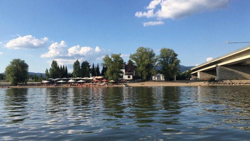 Der Vermisste soll auf Höhe der Deggendorfer Strandbar ins Wasser gegangen sein. (Archivbild)