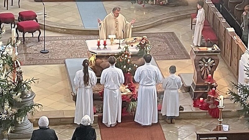 Stadtpfarrer Josef Ofenbeck beim Festgottesdienst am ersten Weihnachtsfeiertag