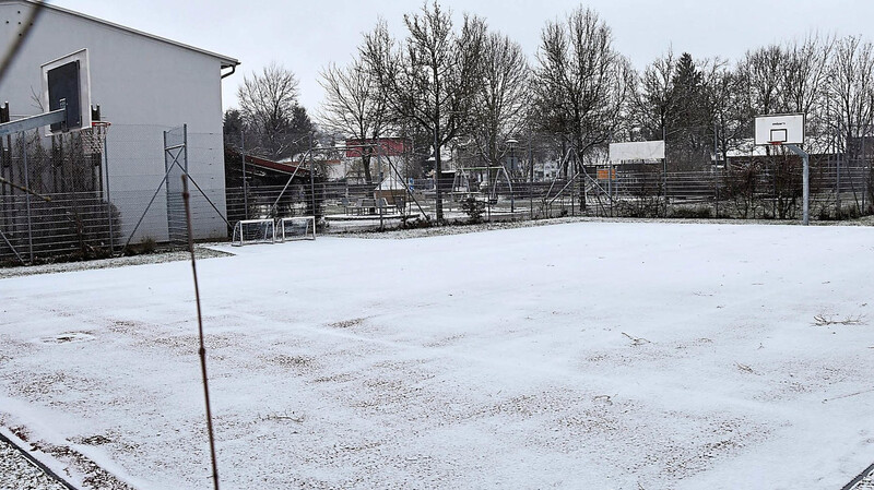 Auf dem Hartplatz neben der TSV-Turnhalle wird die Kunststoff-Eisbahn aufgebaut.