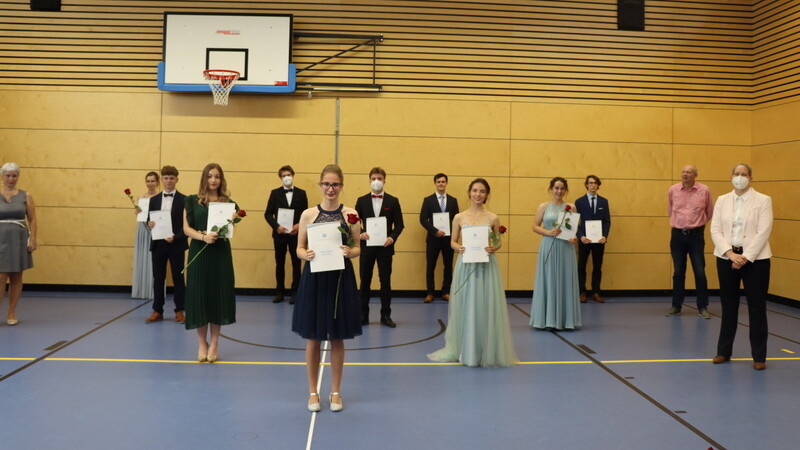 Schulleiterin Ricarda Krawczak (rechts vorne) und stellvertretender Vorsitzende des Elternbeirats Helmut Schmideder (rechts hinten) zusammen mit den zehn besten Abiturienten mit einem Durchschnitt unter 1,5 (von links): Luise Altmann, Jan Neubert, Zaneta Neubert, Lars Jakumeit (1,0), Bianca Feldmeier, Johannes Hornfeck, Severin Baumgartner, Katharina Reyzis, Elisabeth Foierl und Stefan Eisenmann.