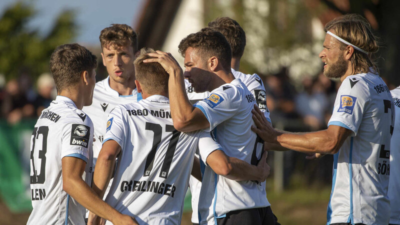 Die Löwen feiern das 1:0 durch Leon Klassen gegen FT Schweinfurt.