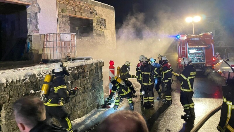 Mehrere Einsatzkräfte waren bei dem Schmorbrand am Montagabend in Teisnach im Einsatz.