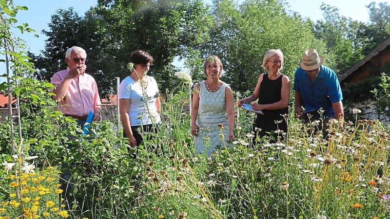 Die vierköpfige Jury begutachtet zusammen mit der Hausherrin den Wohngarten (von links): Josef Heuschneider, Hausherrin Victoria Vilsmeier, Anja Simmel, Stephanie Fleiner und Andreas Fuchs.