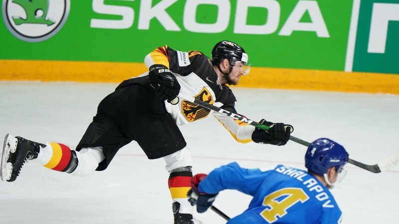 "Drin ist alles", sagt der Landshuter Tom Kühnhackl über die Chancen des deutschen Eishockey-Teams bei den Winterspielen in Peking. Am liebsten würde der 30-Jährige, der zum ersten Mal bei Olympia dabei ist, eine Medaille mit nach Hause nehmen. "Aber davon sind wir noch weit entfernt", weiß er.