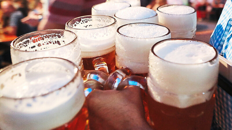 Wegen der Wetterwarnungen des DWDs muss der Bieranstich bei der Bartlmädult ins Festzelt verlegt werden. (Archivbild)