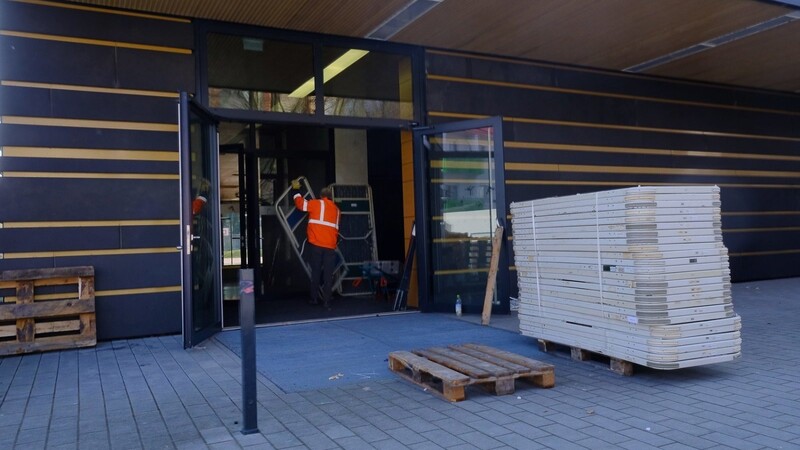 Die Turnhalle der Jakob-Sandtner-Realschule wurde am Montag für die Aufnahme von geflüchtetend Personen aus der Ukraine vorbereitet.