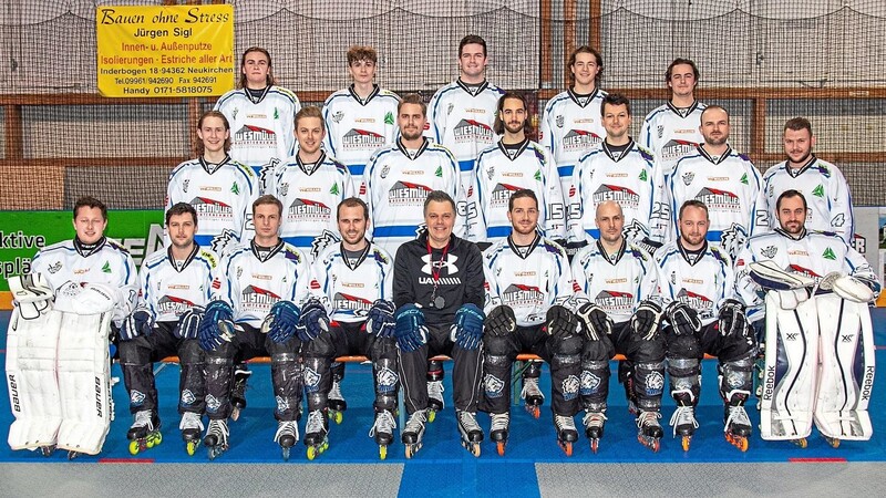 Mit zwei Torhütern und 15 Feldspielerin geht der IHC Atting die neue Saison an. Das Mannschaftsbild zeigt (hinten v.l.): Alexander Ernst, Justin Korn, Elias Decker, Simon Steger, Bastian Vyskocil sowie (Mitte v.l.) Jakob Giebl, Moritz Eisenschink, Christoph Wittenzellner, Maximilian Kettl, Robert Altmann, Maximilian Miazga, Martin Dengler und (vorne v.l.) Matthias Bauer, Marco Rothhammer, Thomas Bauer, Christian Prasch, Trainer Jürgen Amann, Kapitän Fabian Hillmeier, Florian Meichel, Matthias Rothammer und Raphael Heitzer.