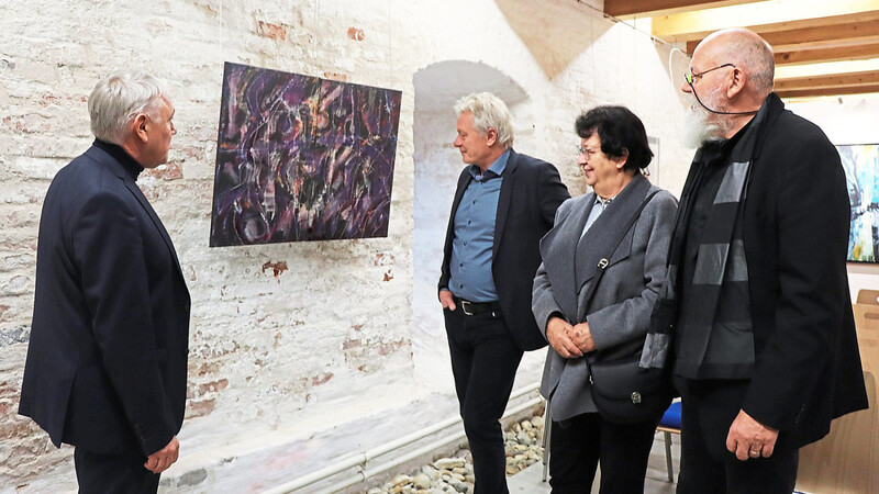 Bürgermeister Dr. Albert Solleder (v.l.), MdB Alois Rainer, Alt-Bürgermeisterin Maria Stelzl und Erich Gruber, Vorsitzender der GBK, bei der Winterausstellung vor dem Kunstwerk "Excuse me" von Charlotte Schnieringer.