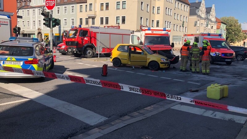 Der Rettungswagen und das Auto stießen im Kreuzungsbereich zusammen.