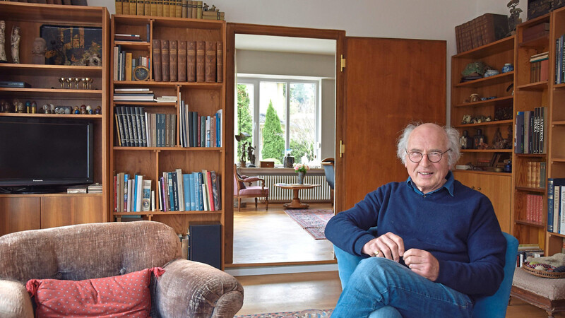 Architekt Friedrich Herr im Wohnzimmer seines Anwesens bei Alburg. 1978 hat er die Fußgängerzone im Straubinger Wohnzimmer, dem Stadtplatz, geplant.