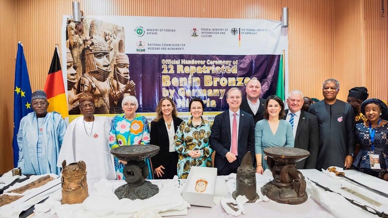 Bei der Zeremonie zur Rückgabe der Benin-Bronzen an Nigeria in Abuja. Mit nigerianischen Regierungsvertretern und Kulturstaatsministerin Claudia Roth, Staatsministerin Katja Keul und Außenministerin Annalena Baerbock, MdB Michelle Müntefering, MdB Thomas Rachel, MdB Erhard Grundl (7.v.l.) und MdB Thomas Hacker.