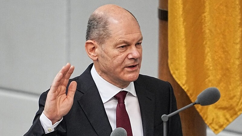 Der neu gewählte Bundeskanzler Olaf Scholz (SPD) legt im Bundestag den Amtseid für seine erste Amtszeit ab. Im Bundestag findet die Wahl und Vereidigung von Scholz zum Bundeskanzler und die Vereidigung der Bundesministerinnen und -minister der neuen rot-grün-gelben Bundesregierung statt. Scholz führt damit die erste Ampelkoalition aus SPD, Grünen und FDP auf Bundesebene an.