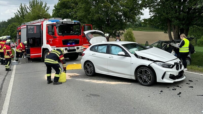 Am Mittwoch stießen bei Grammelkam zwei Fahrzeuge zusammen. Die Feuerwehr musste eine 80-Jährige aus einem Auto befreien.