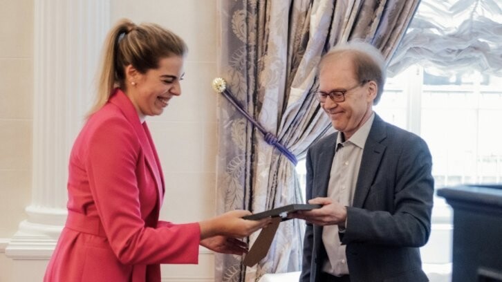 Annabel Gruber erhält einen persönlichen Anerkennungspreis von Stifter Norbert Bernhard.